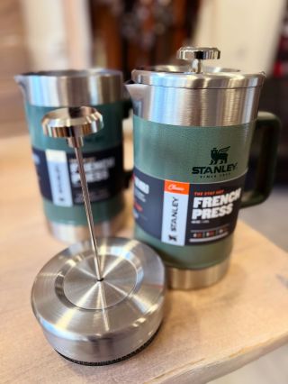 Stanley French Press – Classic Stay Hot ☕️ Dvojitá izolace, robustní nerez ocel a víko, které tě nenechá vychladnout. Na...